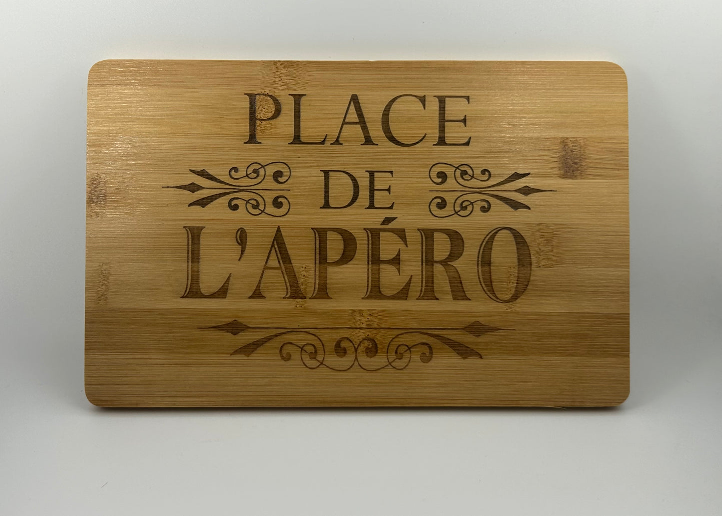 Planche à découper 25x16cm “Place de l’Apéro” – La zone VIP de vos apéritifs ! Personnalisable