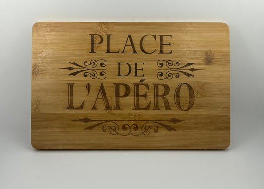 Planche à découper 25x16cm “Place de l’Apéro” – La zone VIP de vos apéritifs ! Personnalisable