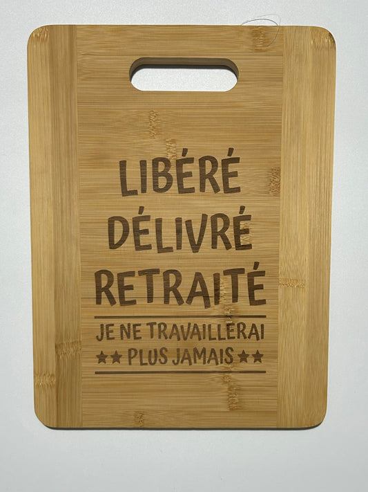 Planche à découper 33x25cm ”Libéré, délivré, retraité”
